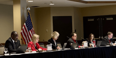 Sesión de la Junta Directiva de Illinois State University reunida para aprobar proyectos de energía solar y vivienda estudiantil.