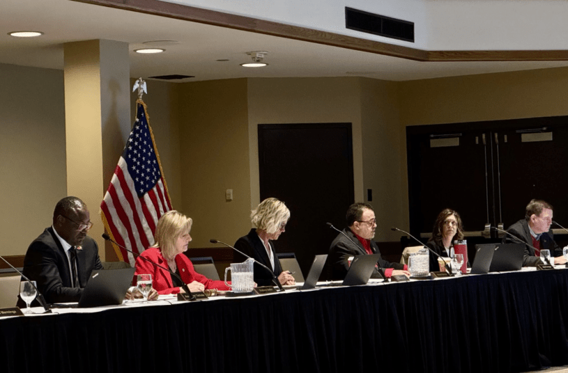 Sesión de la Junta Directiva de Illinois State University reunida para aprobar proyectos de energía solar y vivienda estudiantil.