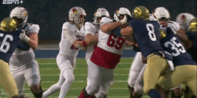 Equipo de fútbol americano de Illinois State University en medio del juego como visitante ante UC Davis.