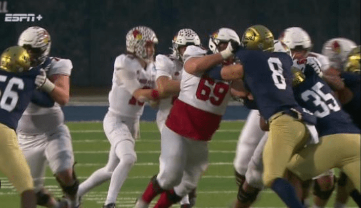 Equipo de fútbol americano de Illinois State University en medio del juego como visitante ante UC Davis.