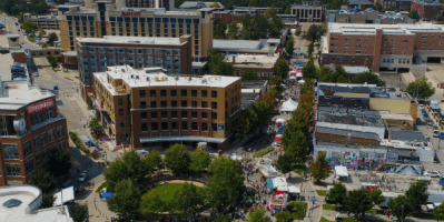 Vista general del Uptown Normal durante un evento comunitario en 2025.