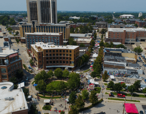 Vista general del Uptown Normal durante un evento comunitario en 2025.