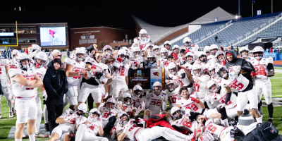 Equipo de fútbol americano de Illinois State celebrando en el campo tras ganar la semifinal de la FCS frente a Villanova.