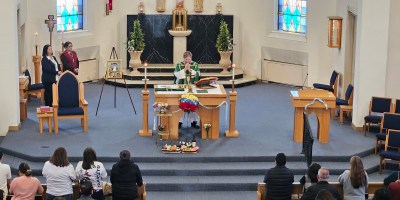 Comunidad venezolana reunida en la iglesia St. Mary’s de Bloomington durante una misa dedicada a la Virgen de la Divina Pastora.