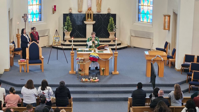 Comunidad venezolana reunida en la iglesia St. Mary’s de Bloomington durante una misa dedicada a la Virgen de la Divina Pastora.