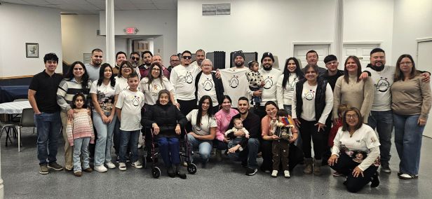 Grupo de unas 30 personas posando.