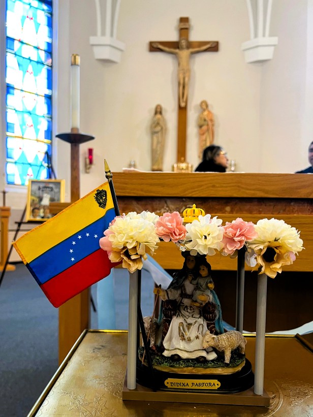 Imagen de la Divina Pastora en el altar durante la eucaristía 