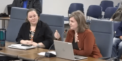 Funcionarios de la ciudad de Bloomington explican durante una reunión los ajustes normativos para aceras y entradas de negocios en el centro urbano.