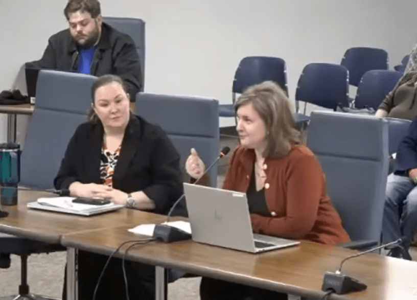 Funcionarios de la ciudad de Bloomington explican durante una reunión los ajustes normativos para aceras y entradas de negocios en el centro urbano.