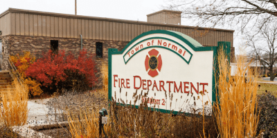 Letrero de los bomberos de Normal estacion #2.