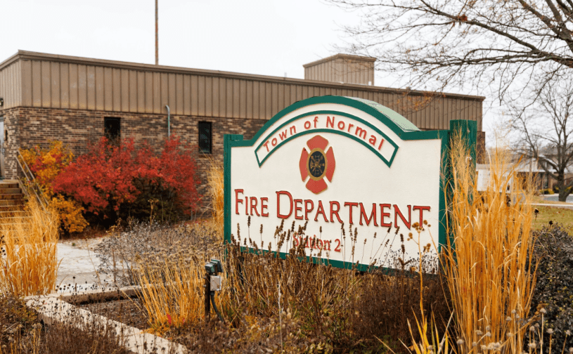 Letrero de los bomberos de Normal estacion #2.