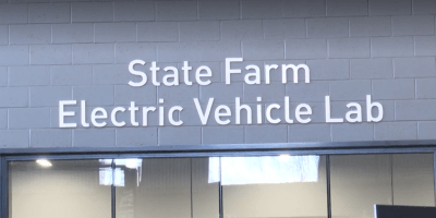 Letrero en la pared del Laboratorio de Autos Eléctricos de Heartland Community College.