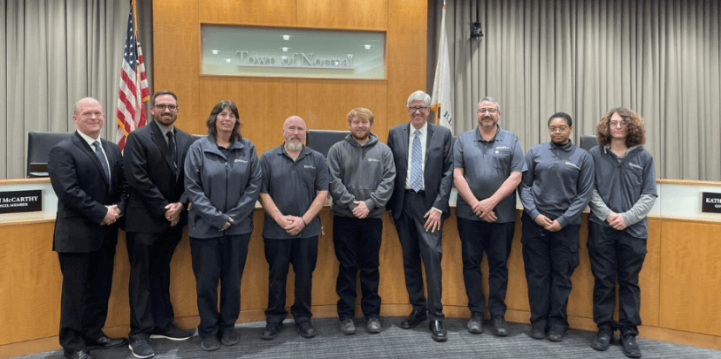 Equipo de Instalaciones del Town of Normal reunido en el Ayuntamiento tras recibir certificación nacional de la industria de limpieza.
